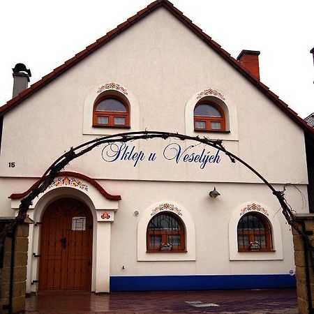 Sklep U Veselych Apartment Mutenice Bagian luar foto