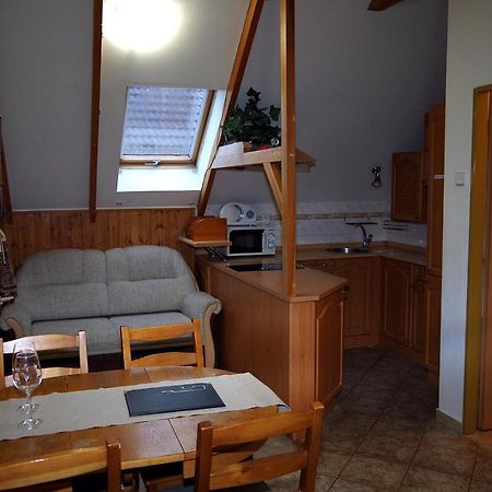 Sklep U Veselych Apartment Mutenice Bagian luar foto