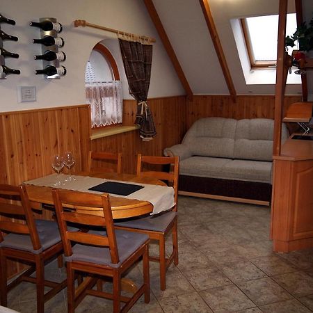 Sklep U Veselych Apartment Mutenice Bagian luar foto
