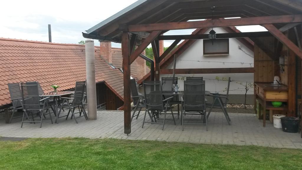 Sklep U Veselych Apartment Mutenice Bagian luar foto