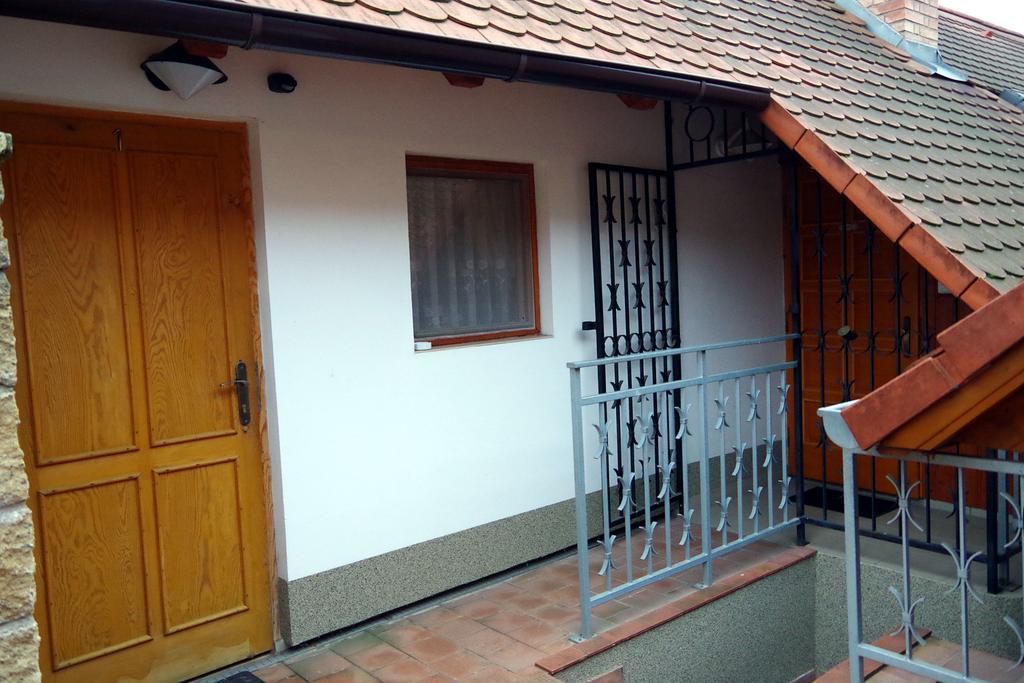 Sklep U Veselych Apartment Mutenice Bagian luar foto