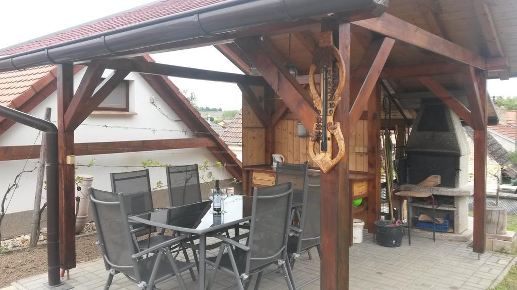 Sklep U Veselych Apartment Mutenice Bagian luar foto