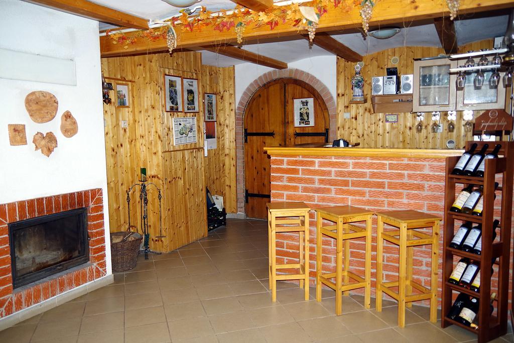 Sklep U Veselych Apartment Mutenice Bagian luar foto