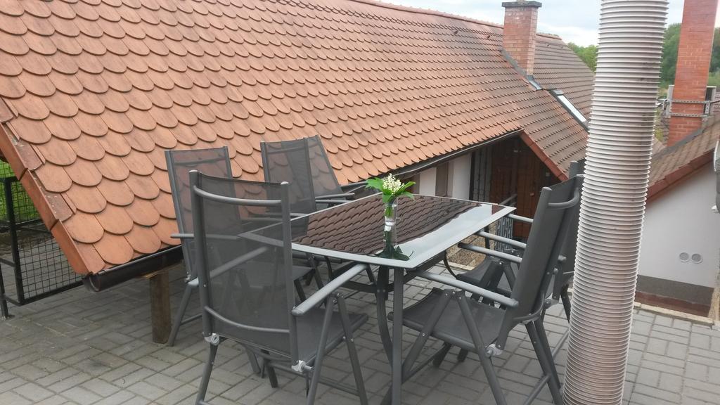 Sklep U Veselych Apartment Mutenice Bagian luar foto