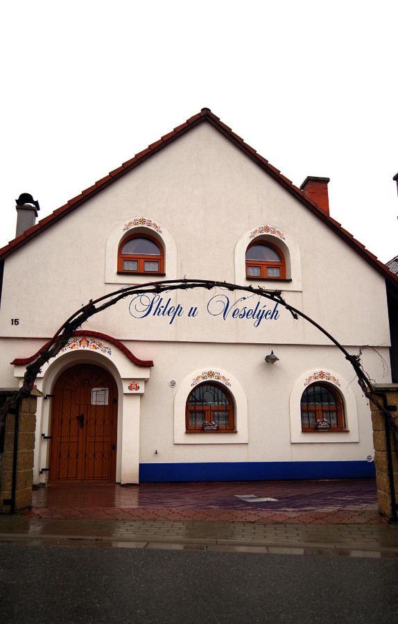 Sklep U Veselych Apartment Mutenice Bagian luar foto