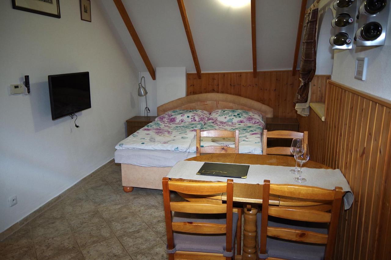 Sklep U Veselych Apartment Mutenice Bagian luar foto