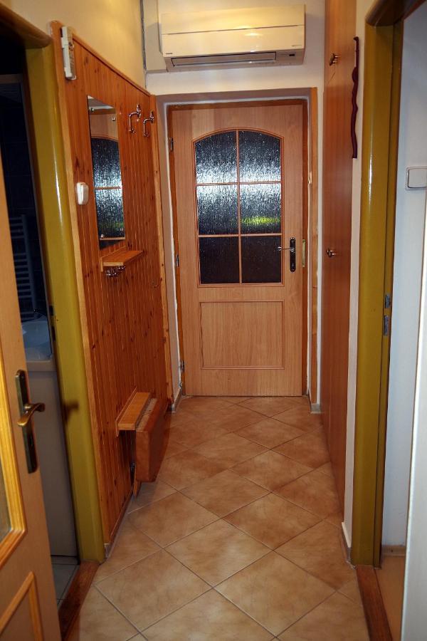 Sklep U Veselych Apartment Mutenice Bagian luar foto