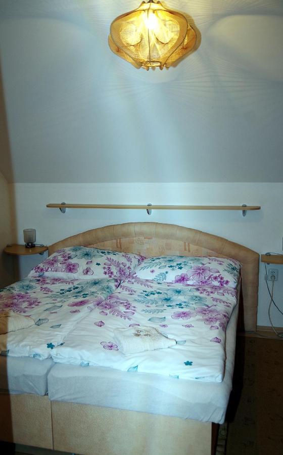 Sklep U Veselych Apartment Mutenice Bagian luar foto