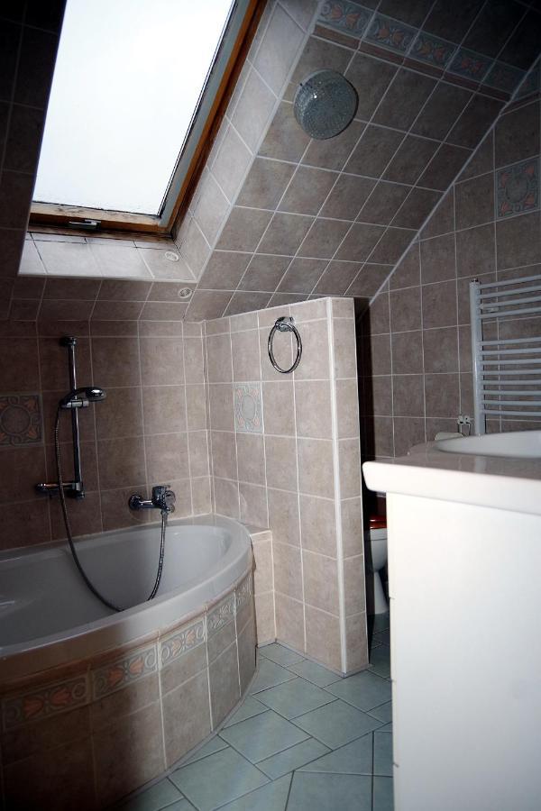 Sklep U Veselych Apartment Mutenice Bagian luar foto