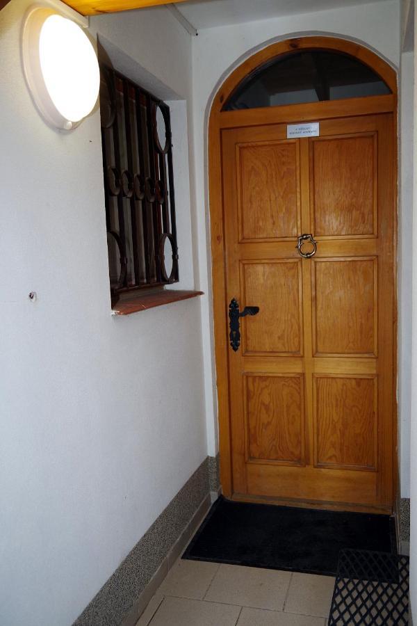 Sklep U Veselych Apartment Mutenice Bagian luar foto
