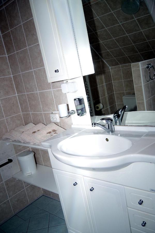 Sklep U Veselych Apartment Mutenice Bagian luar foto