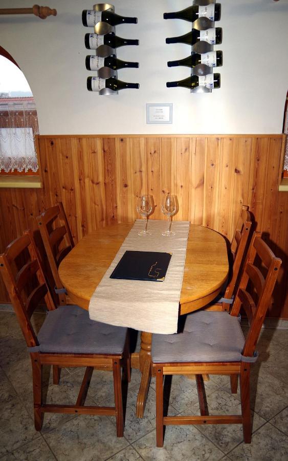 Sklep U Veselych Apartment Mutenice Bagian luar foto