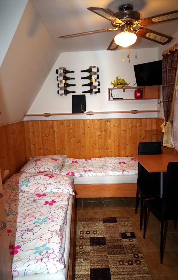 Sklep U Veselych Apartment Mutenice Bagian luar foto