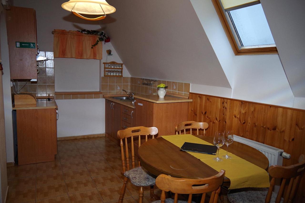 Sklep U Veselych Apartment Mutenice Bagian luar foto