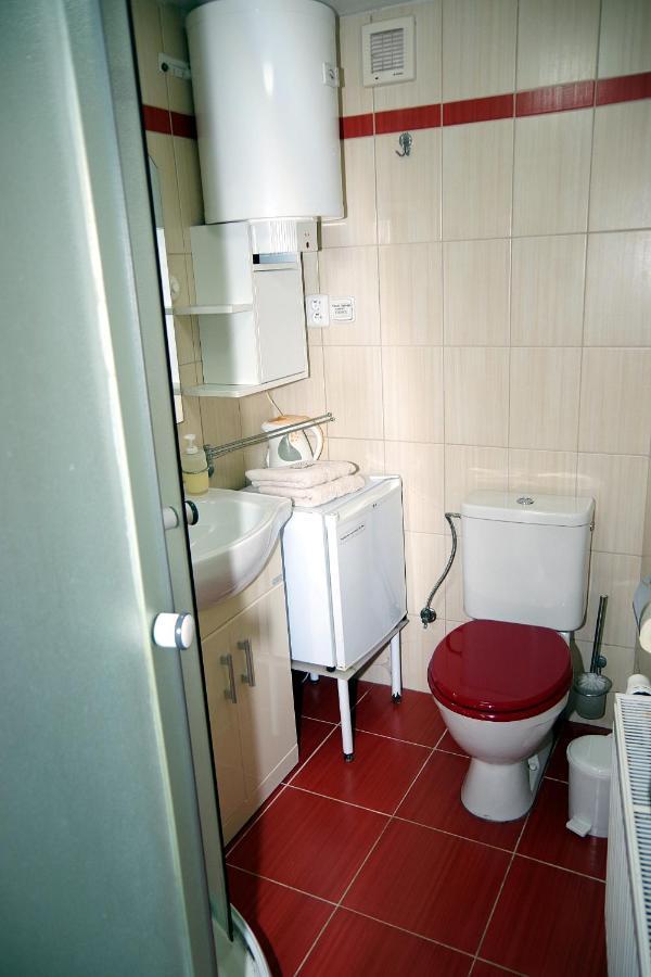 Sklep U Veselych Apartment Mutenice Bagian luar foto