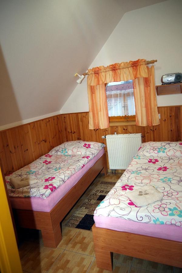 Sklep U Veselych Apartment Mutenice Bagian luar foto