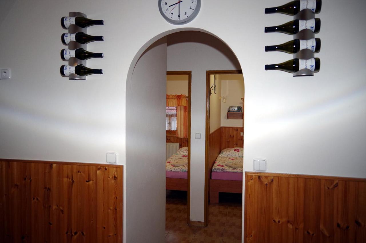 Sklep U Veselych Apartment Mutenice Bagian luar foto