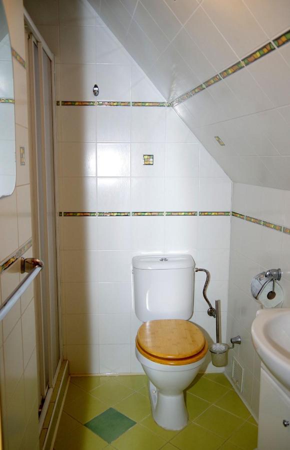 Sklep U Veselych Apartment Mutenice Bagian luar foto