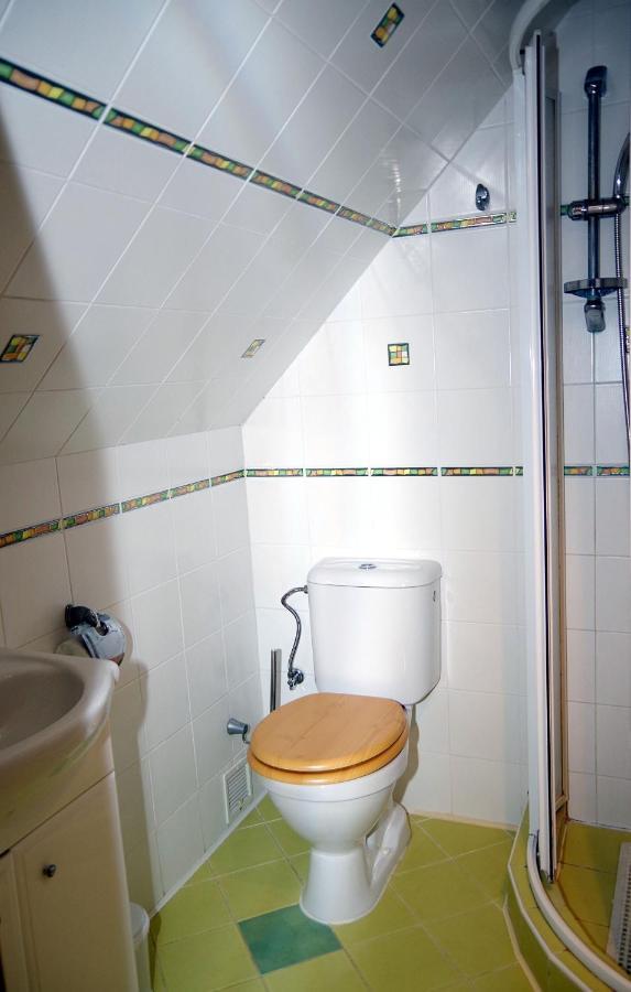 Sklep U Veselych Apartment Mutenice Bagian luar foto