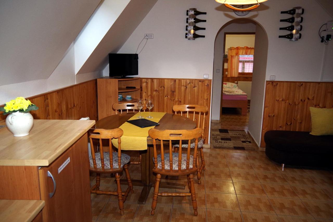 Sklep U Veselych Apartment Mutenice Bagian luar foto