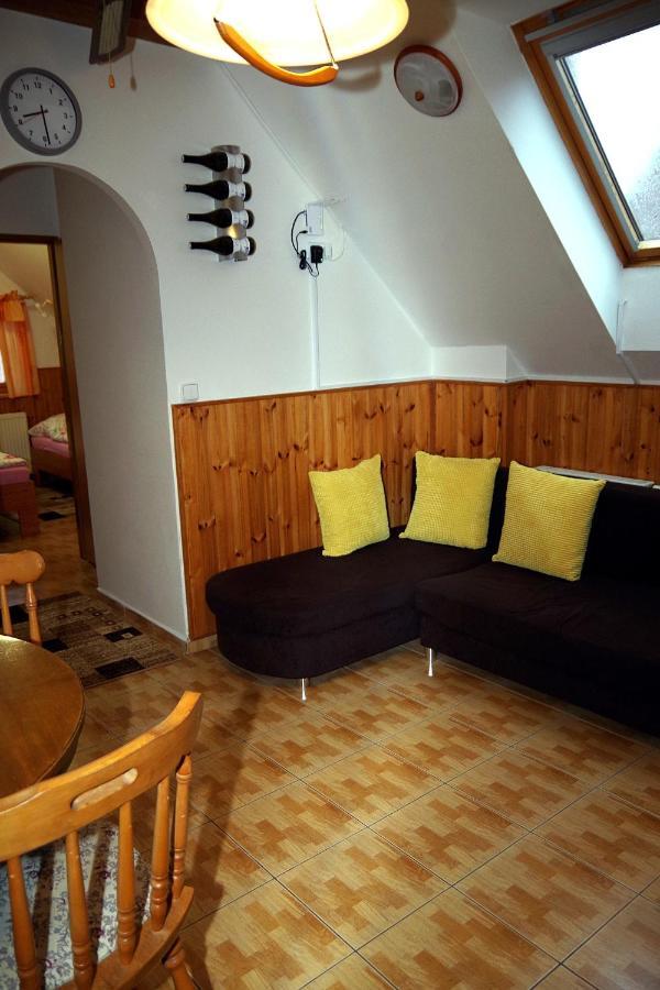 Sklep U Veselych Apartment Mutenice Bagian luar foto