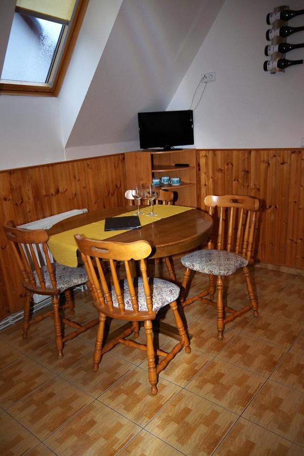 Sklep U Veselych Apartment Mutenice Bagian luar foto