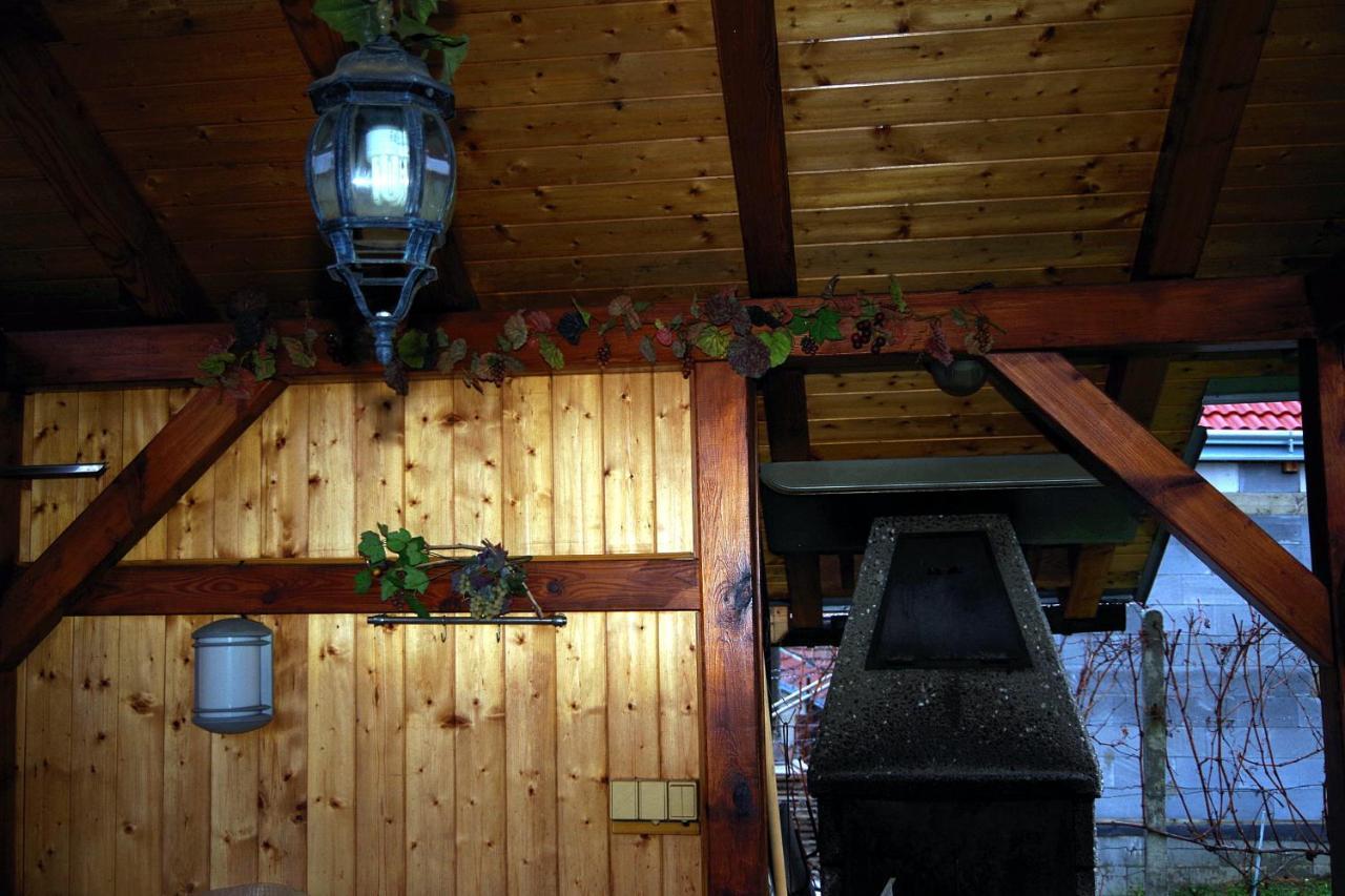 Sklep U Veselych Apartment Mutenice Bagian luar foto